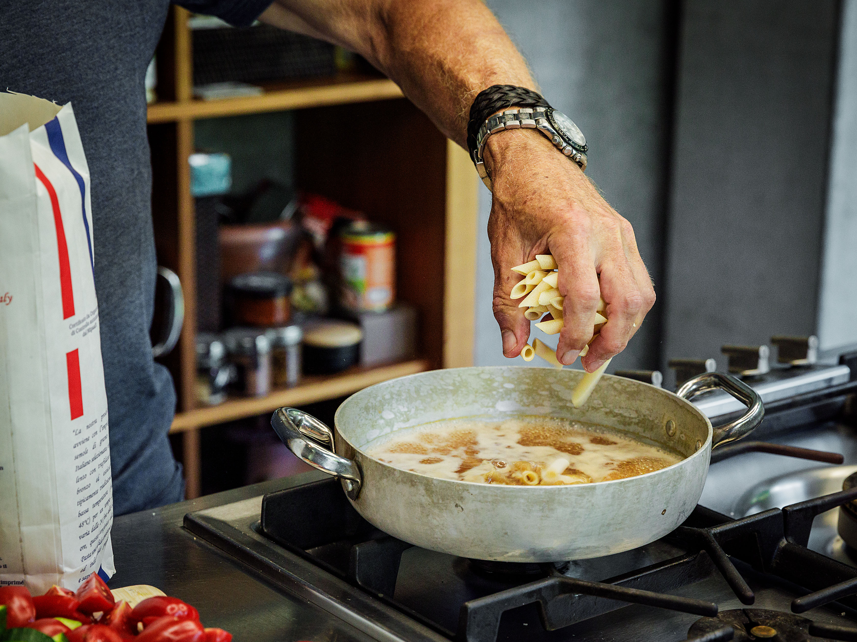 Schritt 1: Die Bouillon aufkochen und Pasta hinzufügen