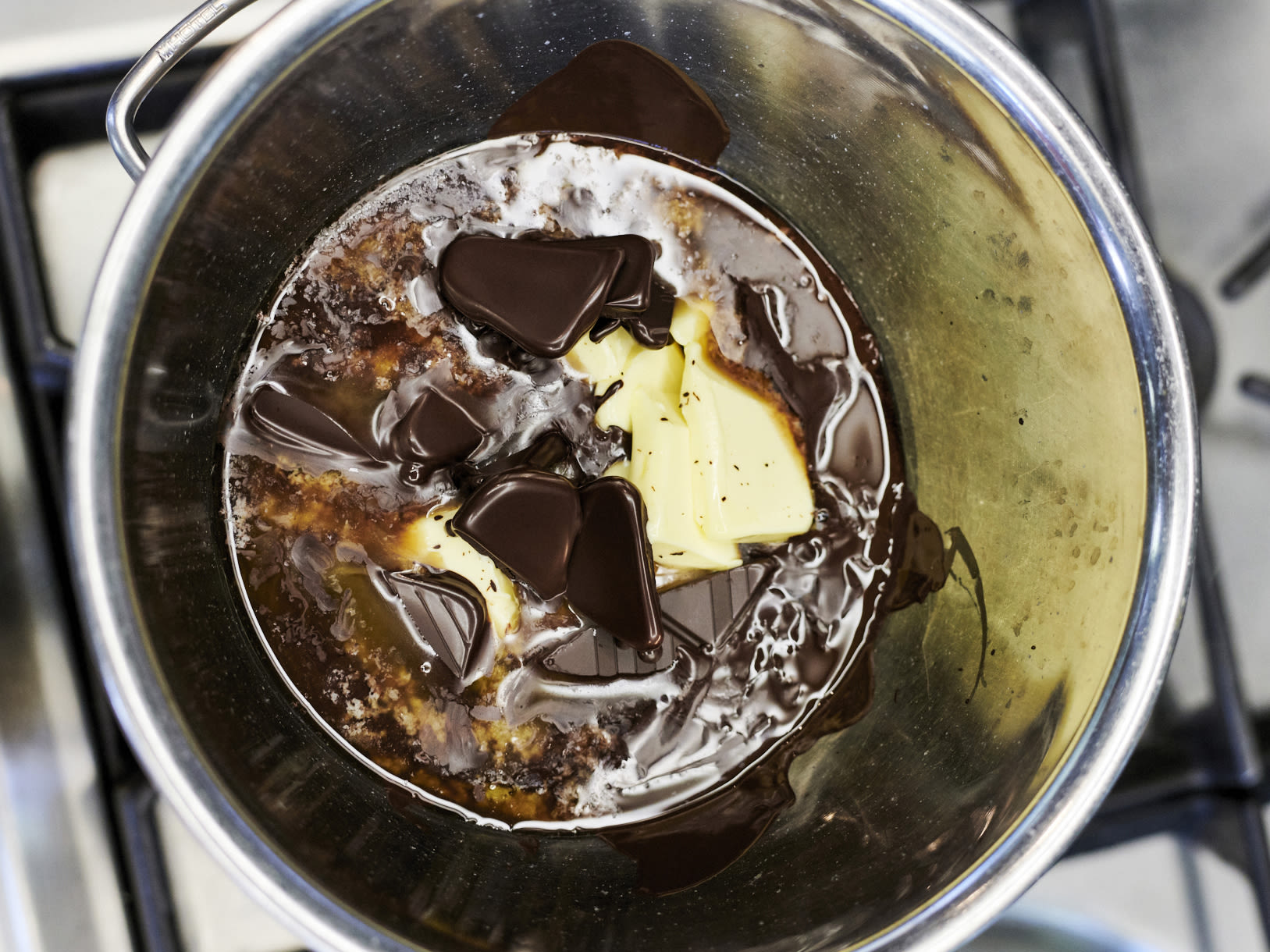 Schritt 3: Schokolade schmelzen für den glutenfreien Schokoladen-Haselnuss-Kuchen