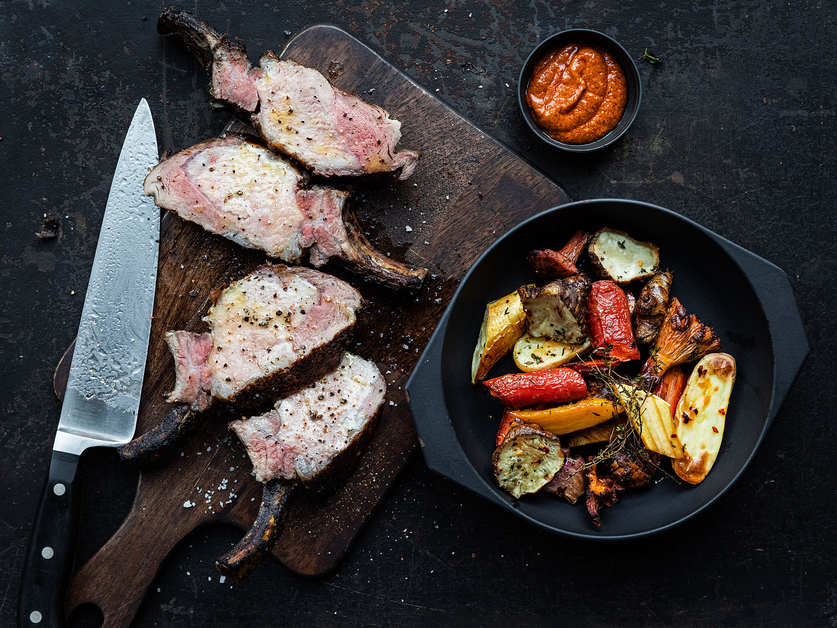 Schritt 4: Fleisch den Knochen entlang aufschneiden, würzen und mit dem Röstgemüse und Harissa anrichten.