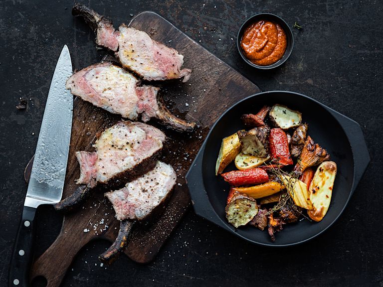 Schritt 4: Fleisch den Knochen entlang aufschneiden, würzen und mit dem Röstgemüse und Harissa anrichten. Schritt 4: Fleisch den Knochen entlang aufschneiden, würzen und mit dem Röstgemüse und Harissa anrichten.