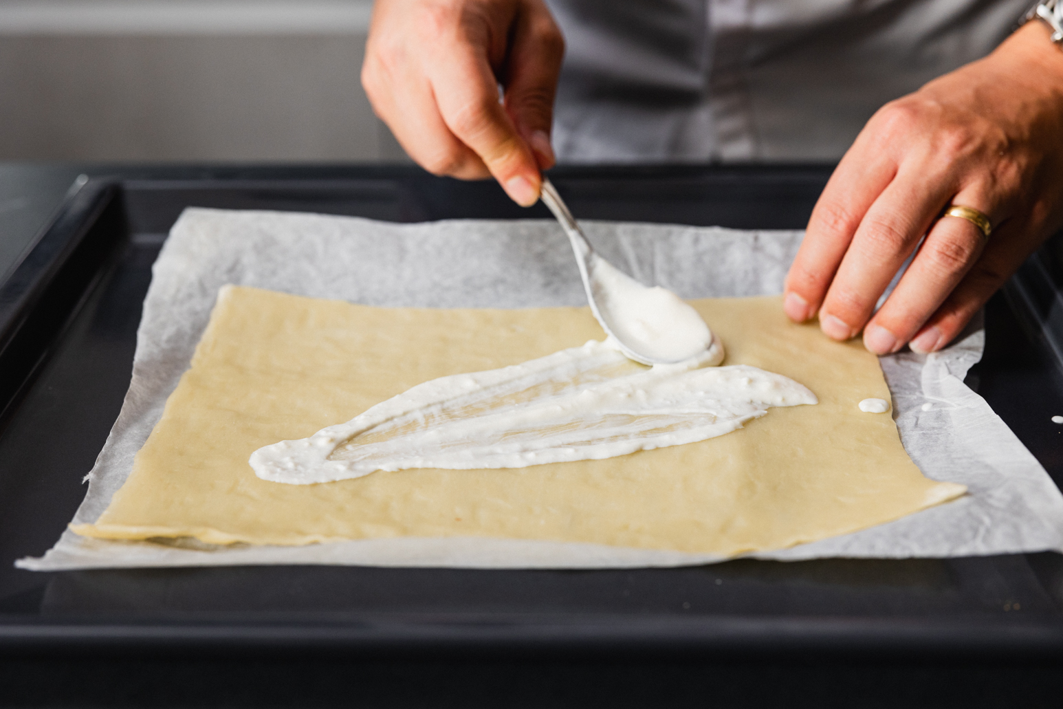 Schritt 2: Flammkuchen belegen 