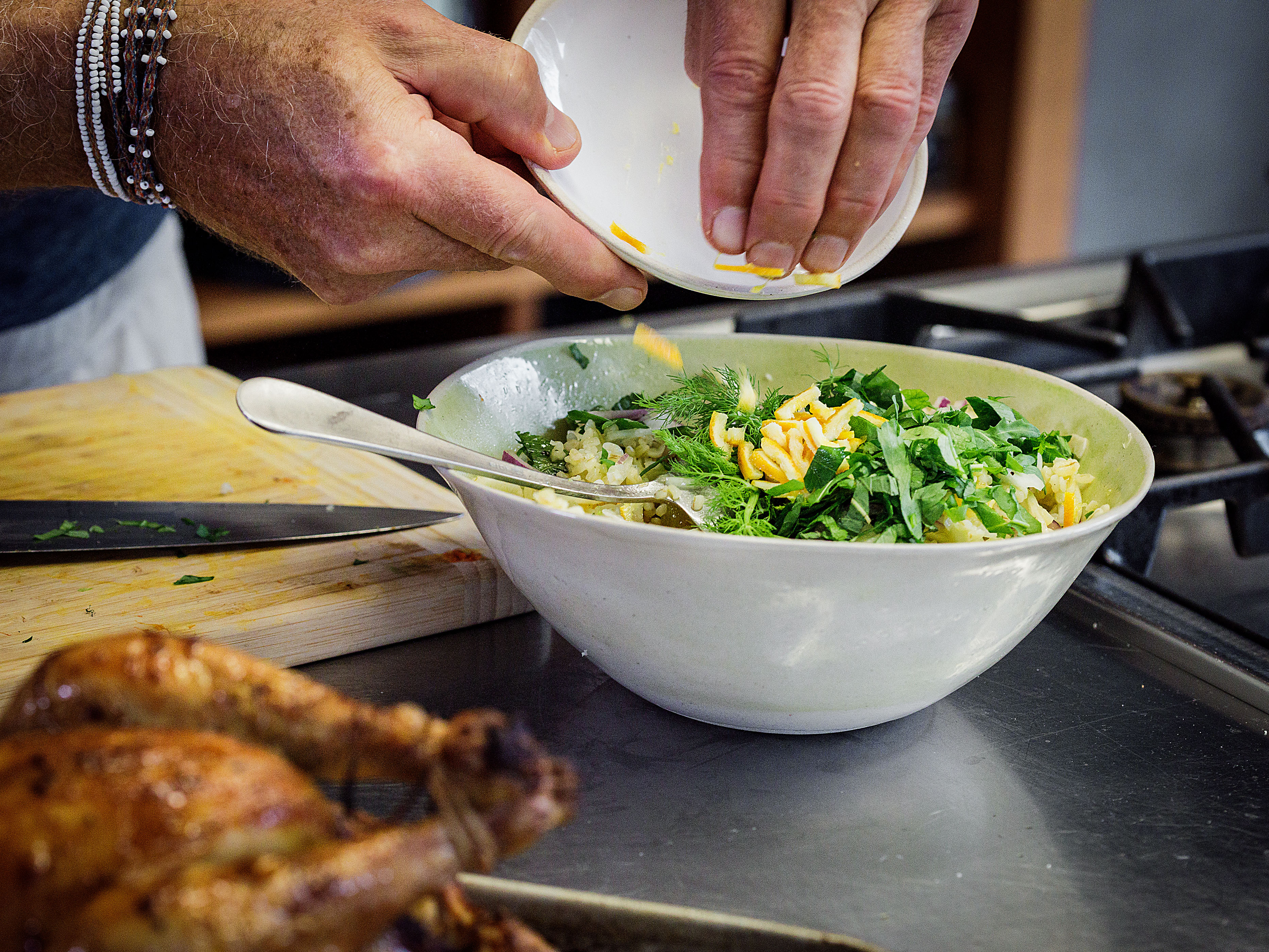 Schritt 5: Bulgur-Fenchelsalat  für Orangen-mariniertes Huhn mit Fenchel- und Blutorangen-Salat zubereiten und anrichten
