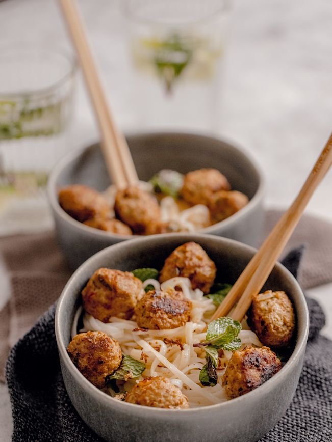 Asiatische Hackfleischbällchen mit Udon Nudeln Rezept Asiatische Hackfleischbällchen mit Udon Nudeln Rezept