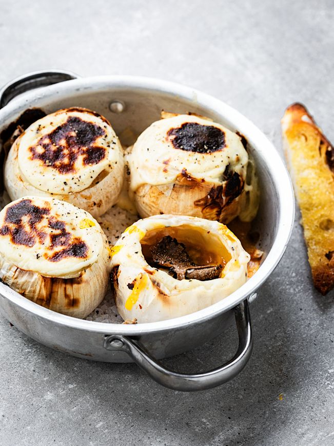 Gefüllte Zwiebel mit Parmesan und schwarzem Trueffel Rezept Gefüllte Zwiebel mit Parmesan und schwarzem Trueffel Rezept