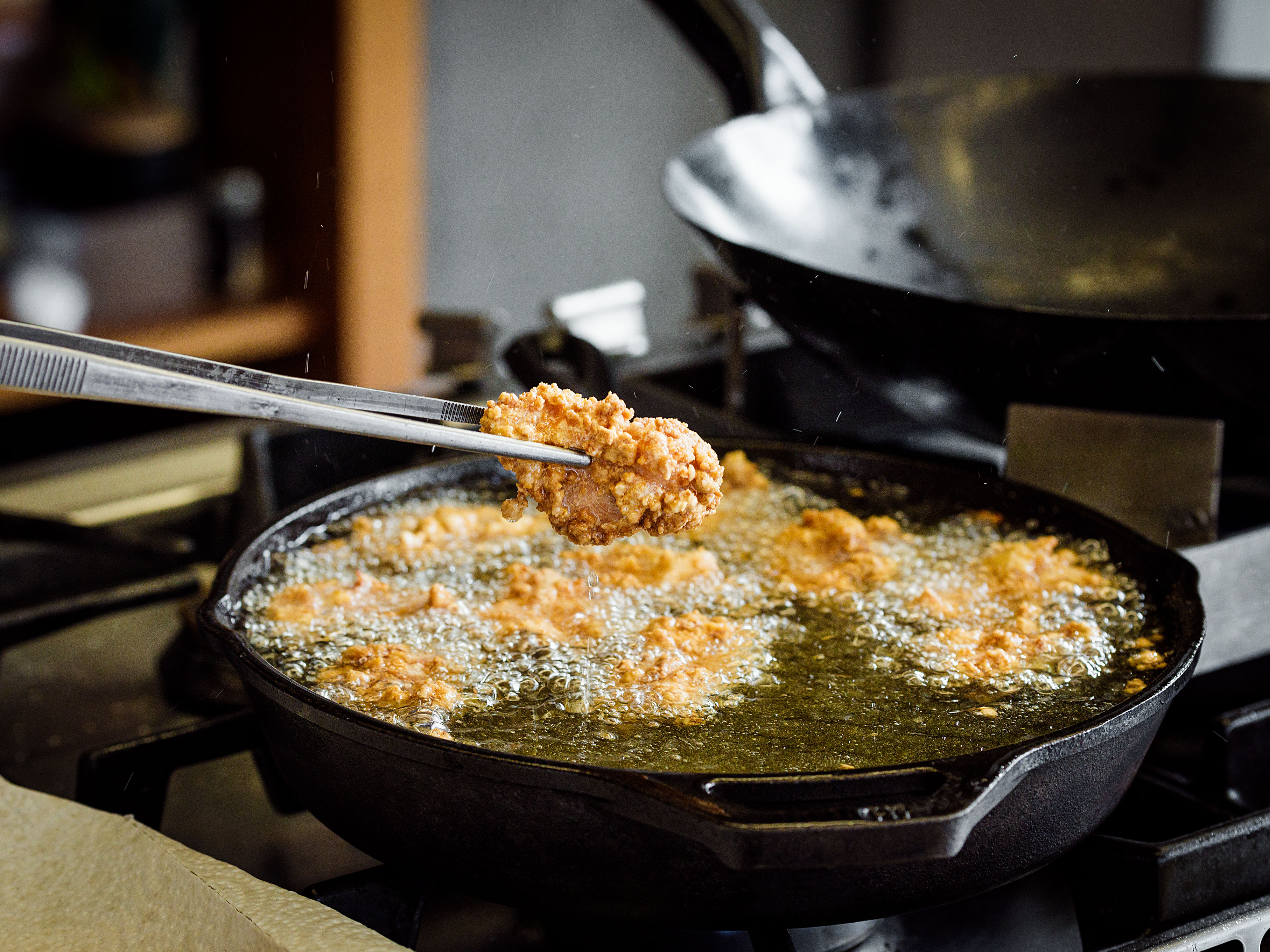Schritt 3: Die panierten Pouletstücke vorsichtig in das heisse Öl gleiten lassen und zirka 4 Minuten frittieren. 