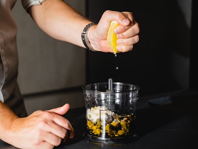 Schritt 2: Das Oliven-Pesto mit Zitronensaft und je nach Geschmack mit Salz und Pfeffer abschmecken Schritt 2: Das Oliven-Pesto mit Zitronensaft und je nach Geschmack mit Salz und Pfeffer abschmecken