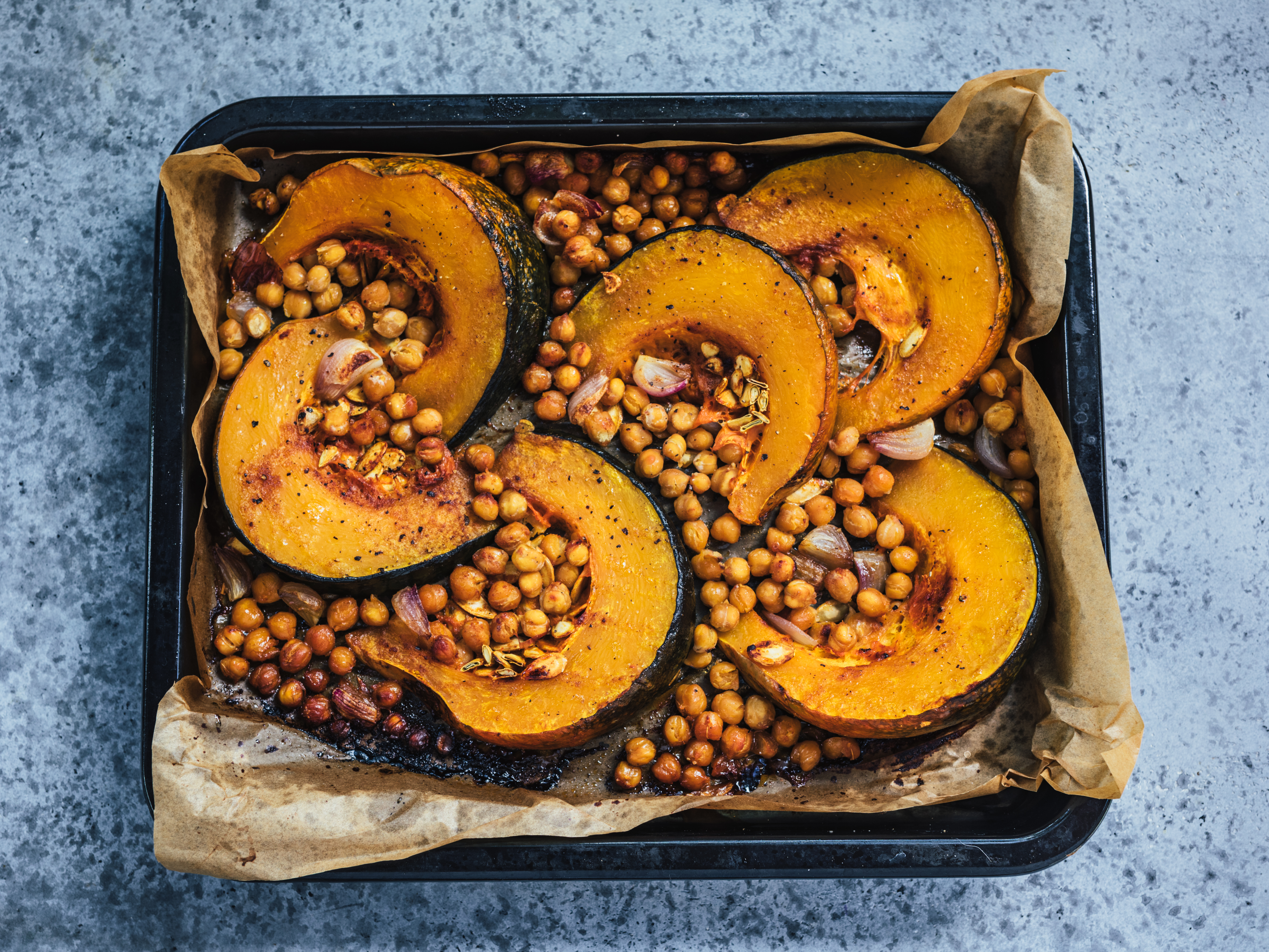 Schritt 1: Kürbis, Schalotten und Kichererbsen zubereiten