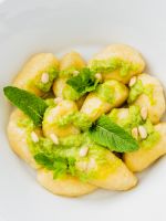 Gnocchi mit Erbsen-Minz-Pesto und gerösteten Haselnüssen Rezept 2