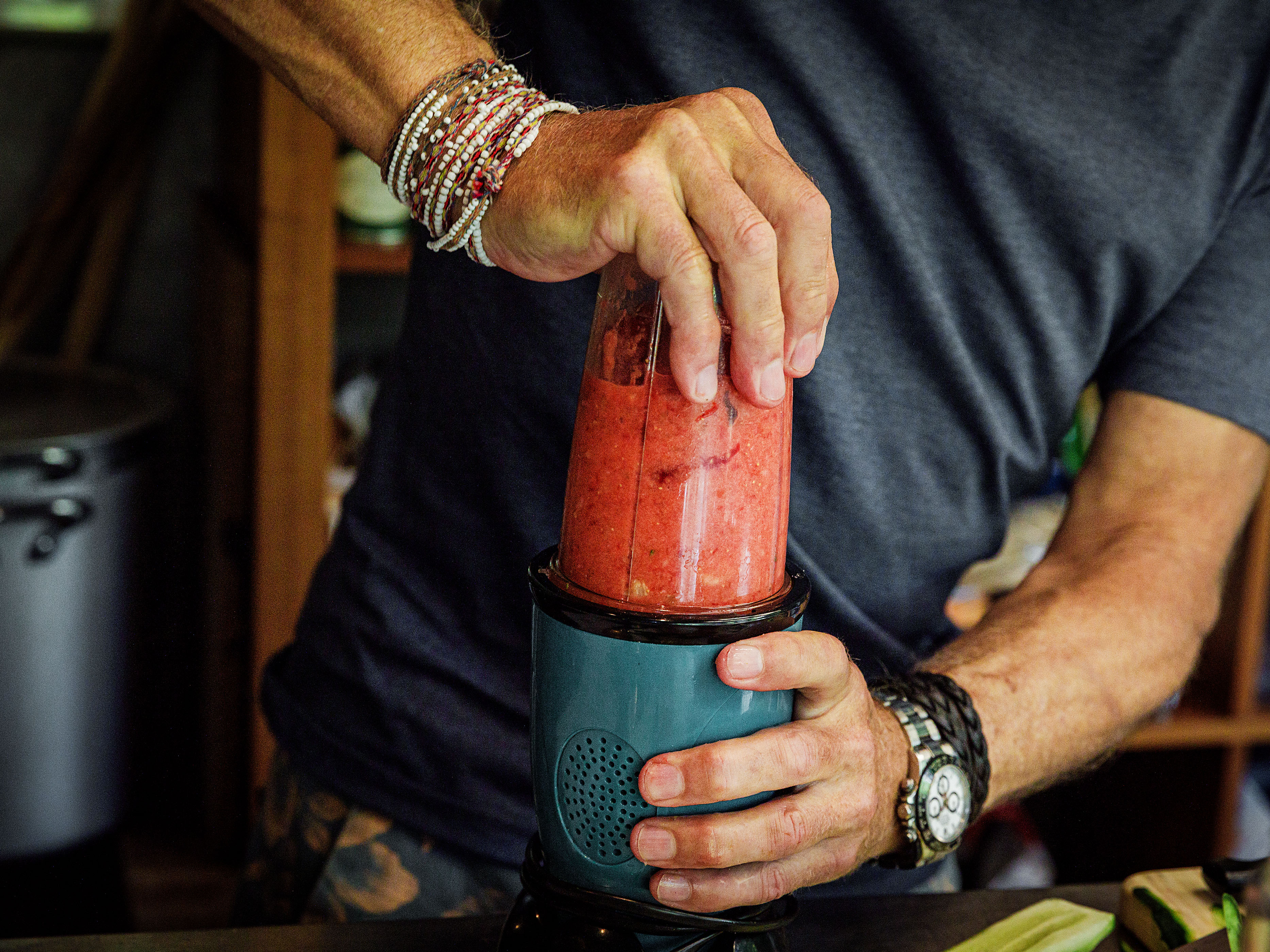 Schritt 1: Wassermelone, Gurke, Tomate, Erdbeeren und Ingwer mit 50 ml Olivenöl in einem Blender fein mixen