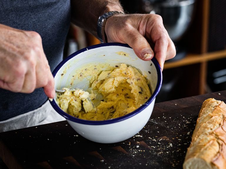 Schritt 1: Butter, Salz, Knoblauch und Chiliflocken gut verrühren, dann den Mozzarella unterrühren