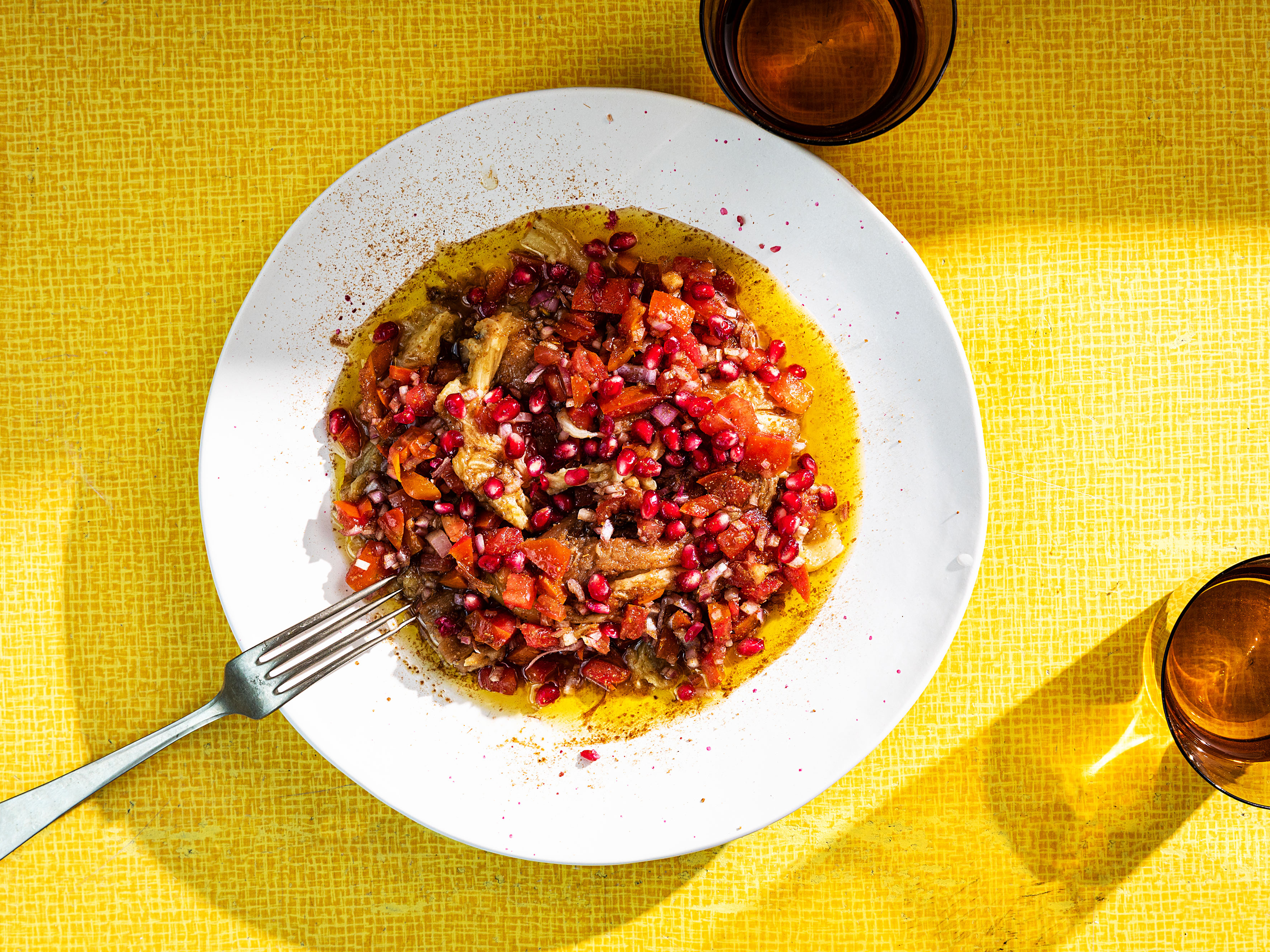 Schritt 3:  Salat aus geräucherten Auberginen, Tomaten und Granatapfel fertigstellen.
