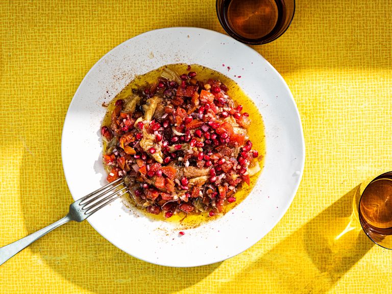 Schritt 3: Salat aus geräucherten Auberginen, Tomaten und Granatapfel fertigstellen. Schritt 3: Salat aus geräucherten Auberginen, Tomaten und Granatapfel fertigstellen.