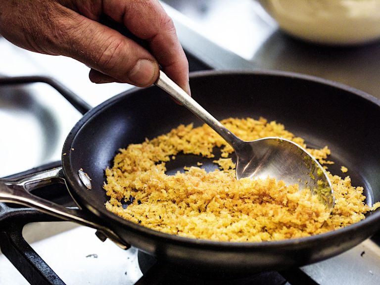 Schritt 1:  Pankobrösel für Pasta alla Parmigiana rösten Schritt 1:  Pankobrösel für Pasta alla Parmigiana rösten