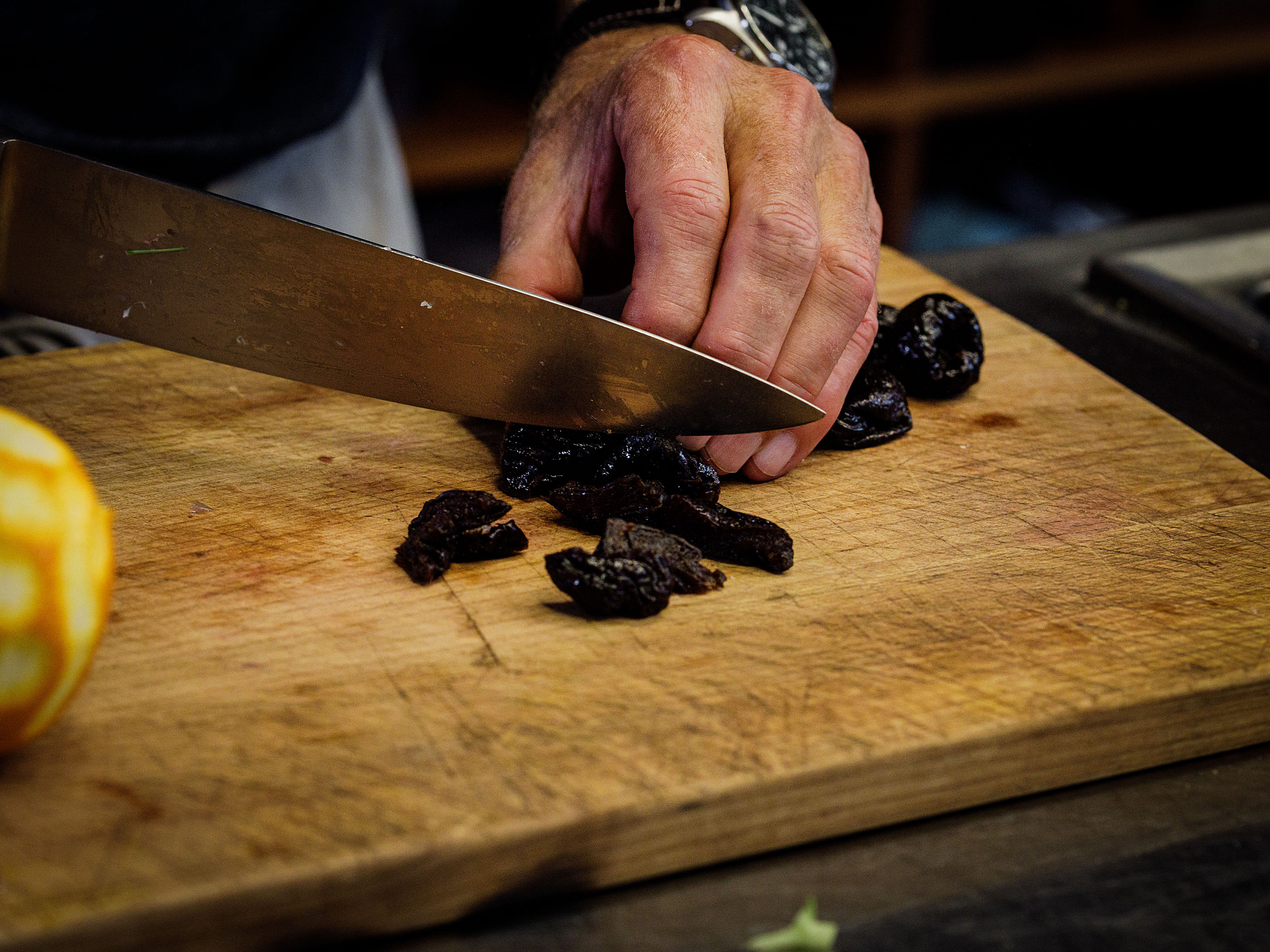 Schritt 2:  Gemüse für Toskanisches Ragout mit Orangen schneiden und andünsten.