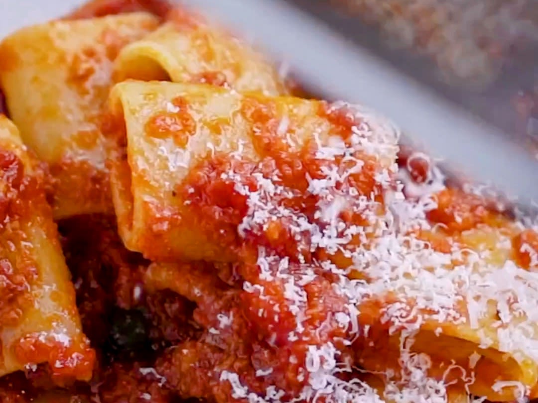 Schritt 3: Die Pasta auf vier vorgewärmte Teller verteilen und mit etwas Pecorino bestreuen