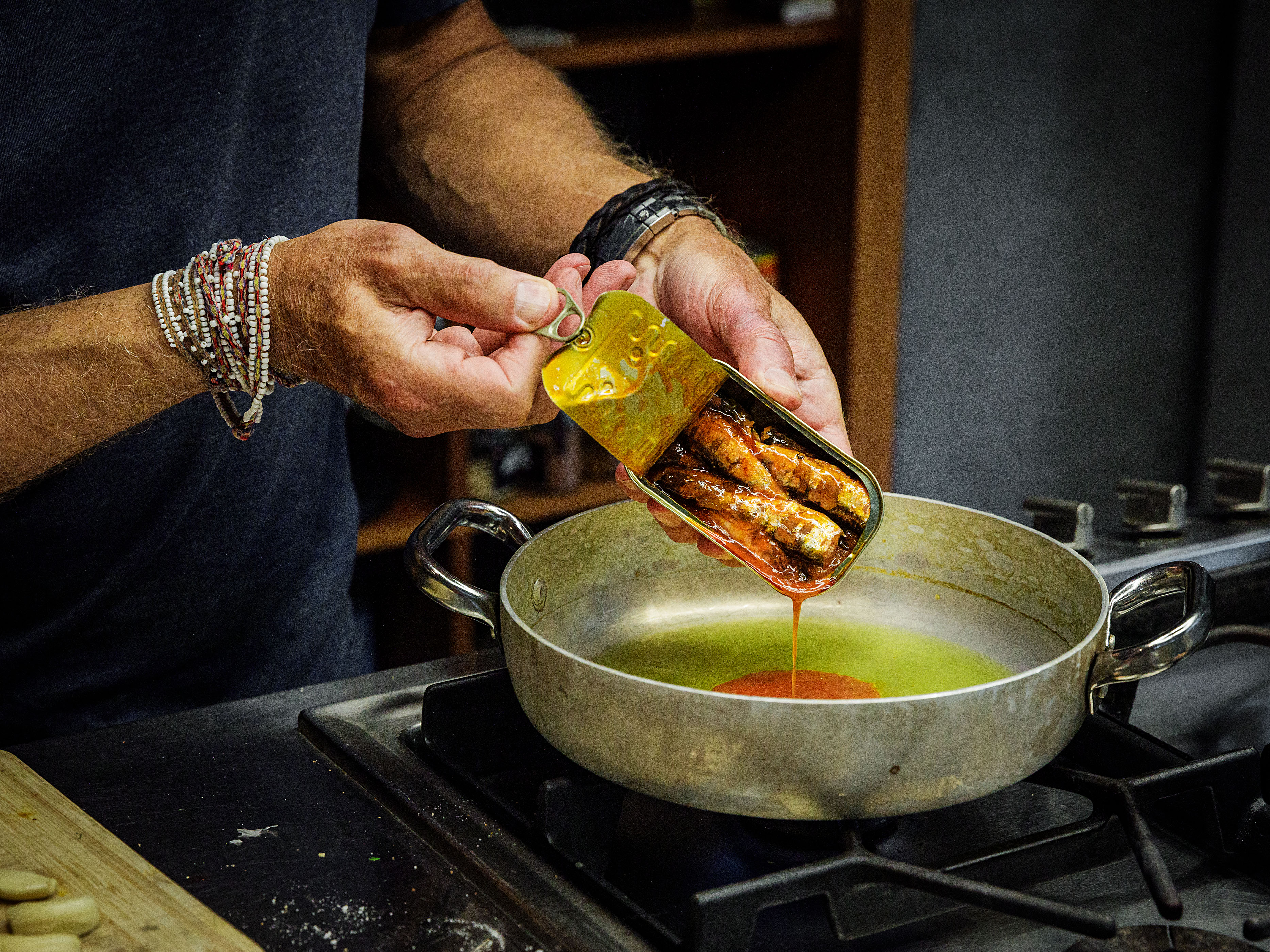 Schritt 2: Das Öl aus der Sardinendose hinzufügen