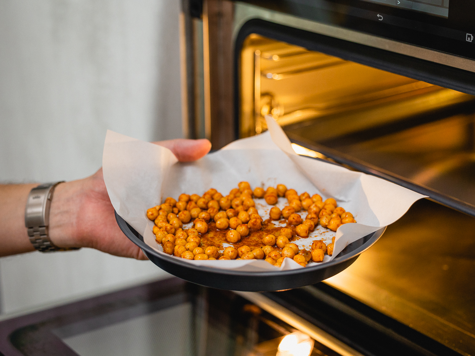 Schritt 2: Karotten-Kurkuma-Hummus mit gerösteten Kichererbsen zubereiten