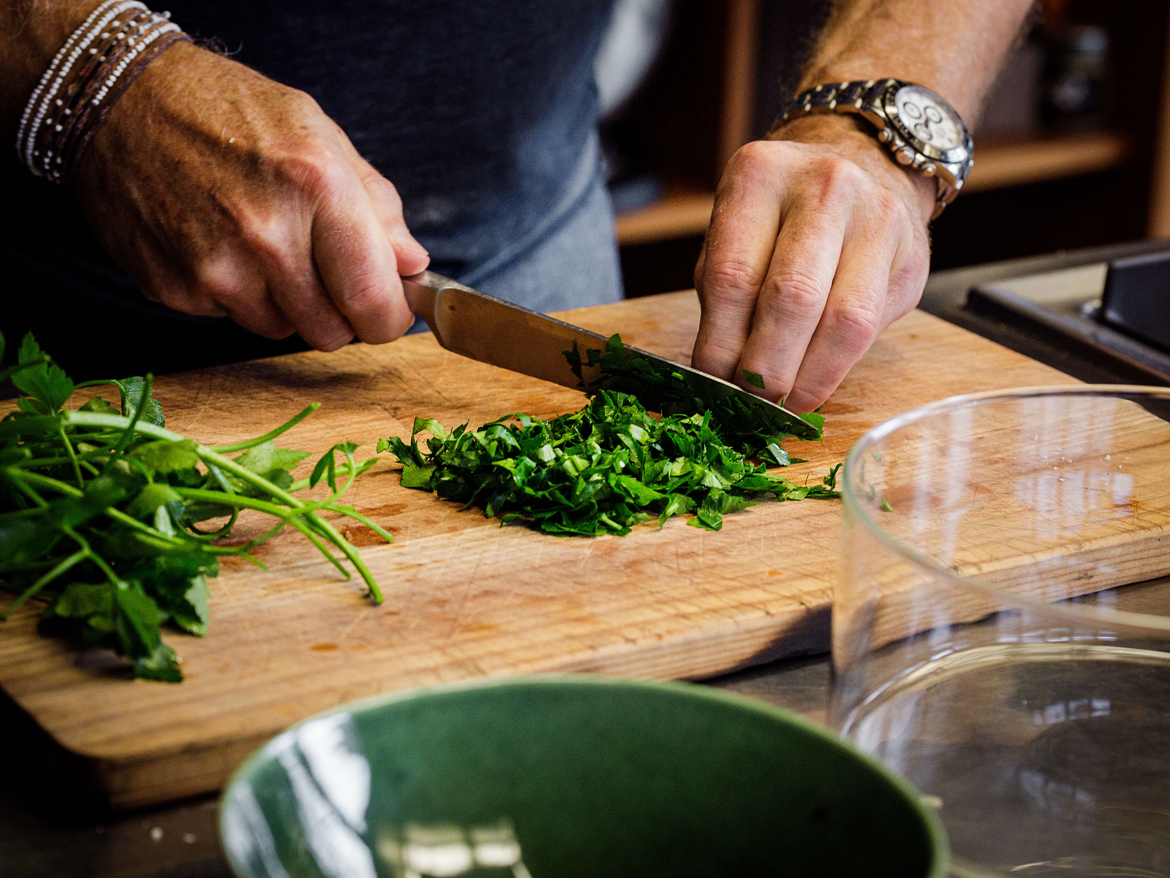Schritt 3:  Quinoa-Kichererbsen-Salat mit geröstetem Blumenkohl fertigstellen und anrichten