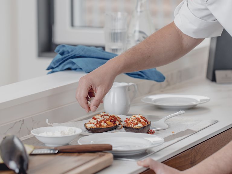 Step 4: Überbackene Auberginen mit Gemüse und Feta Rezept Step 4: Überbackene Auberginen mit Gemüse und Feta Rezept