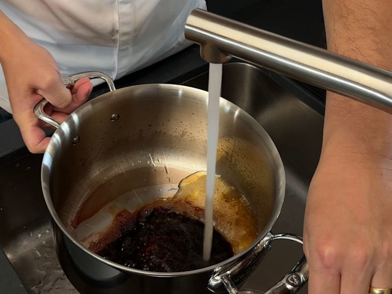 Step 1: Wasser in angebrannten Topf füllen Step 1: Wasser in angebrannten Topf füllen