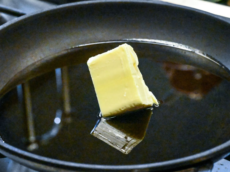 Schritt 2: Butter und Olivenöl für das Kräuteröl in die Pfanne geben.