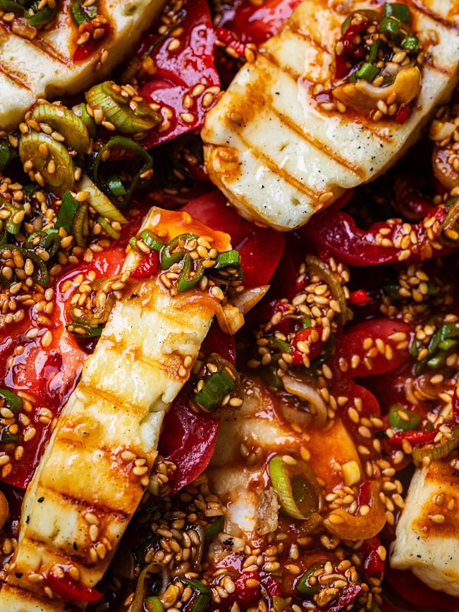 Grillierter Halloumi mit Chili-Sesam-Dressing, Tomaten und Frühlingszwiebeln Rezept Grillierter Halloumi mit Chili-Sesam-Dressing, Tomaten und Frühlingszwiebeln Rezept