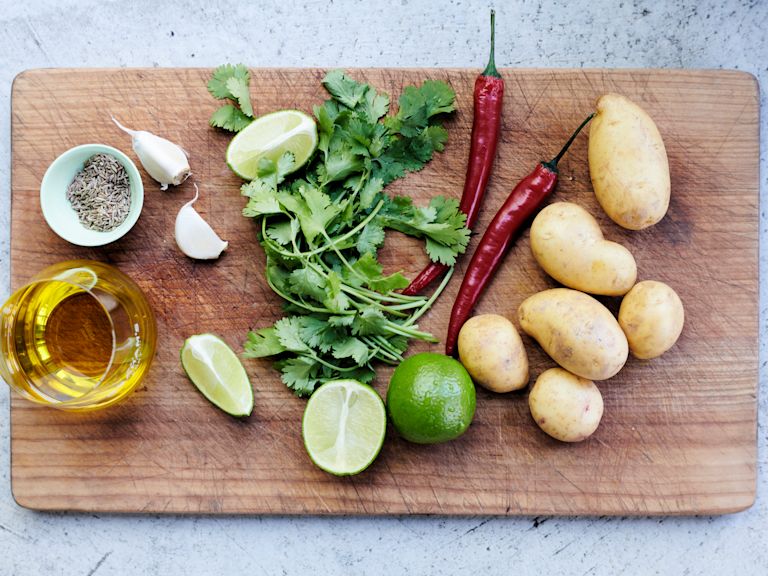 Schritt 1: Zutaten für Bratkartoffelsalat mit Limette und Koriander Schritt 1: Zutaten für Bratkartoffelsalat mit Limette und Koriander