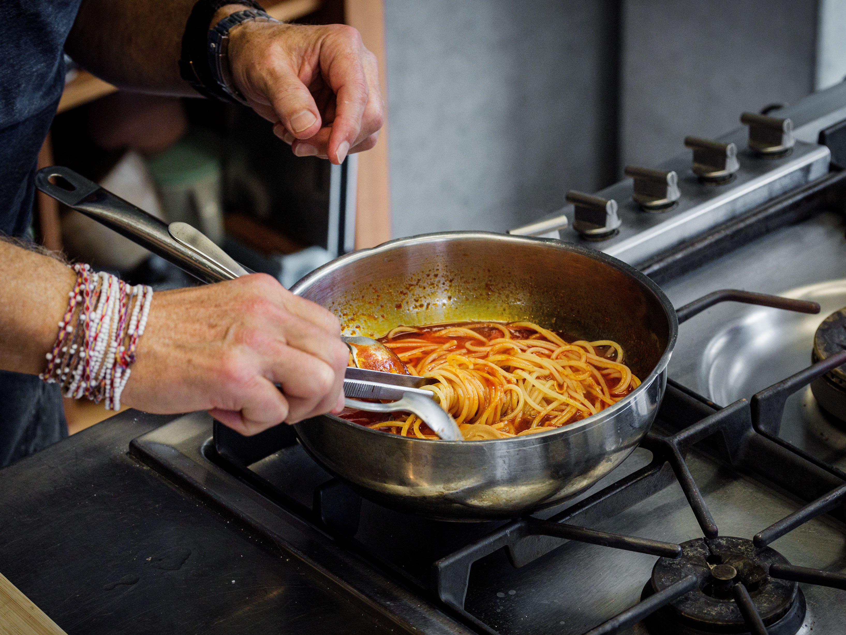Schritt 3: Pasta mit der Gochujang-Sauce für Gochujang-Peanutbutter-Spaghetti mischen