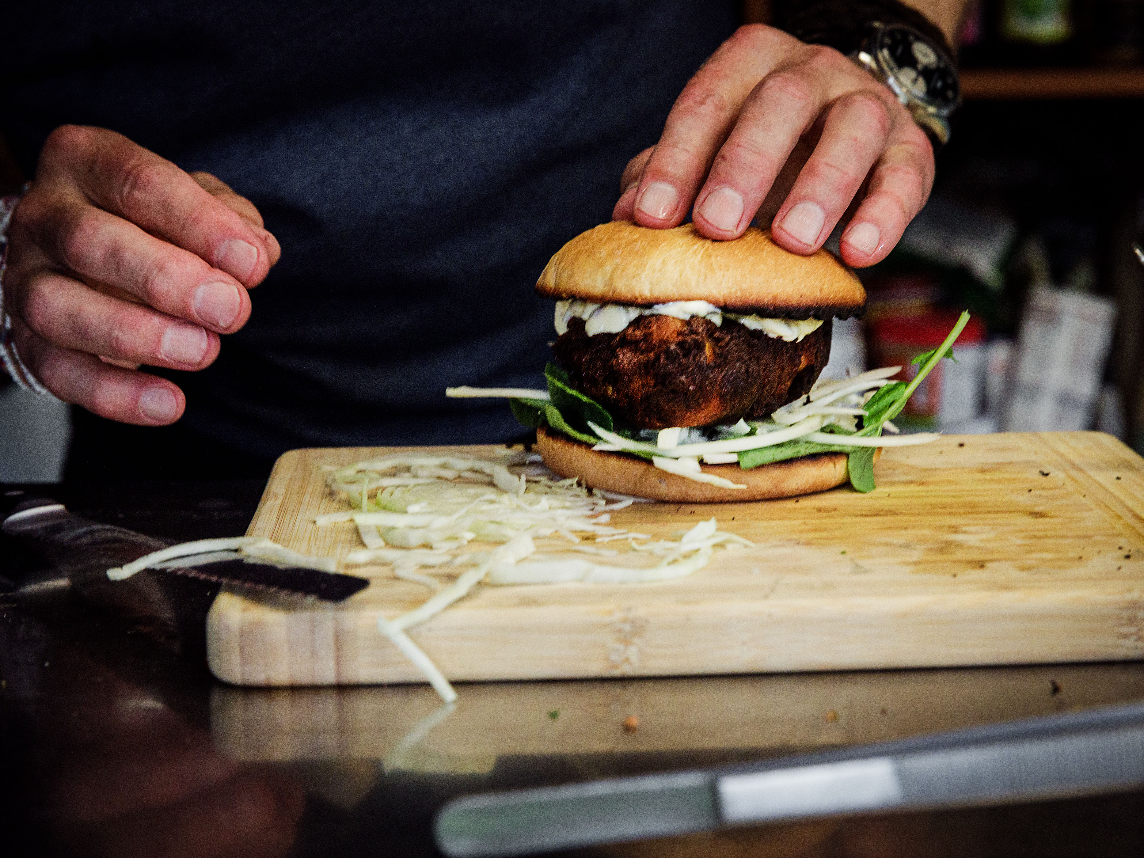 Schritt 3: Fischfilets zwischen die getoasteten Brötchen legen und zusammen mit dem Weisskohl und der Tartarsauce servieren.