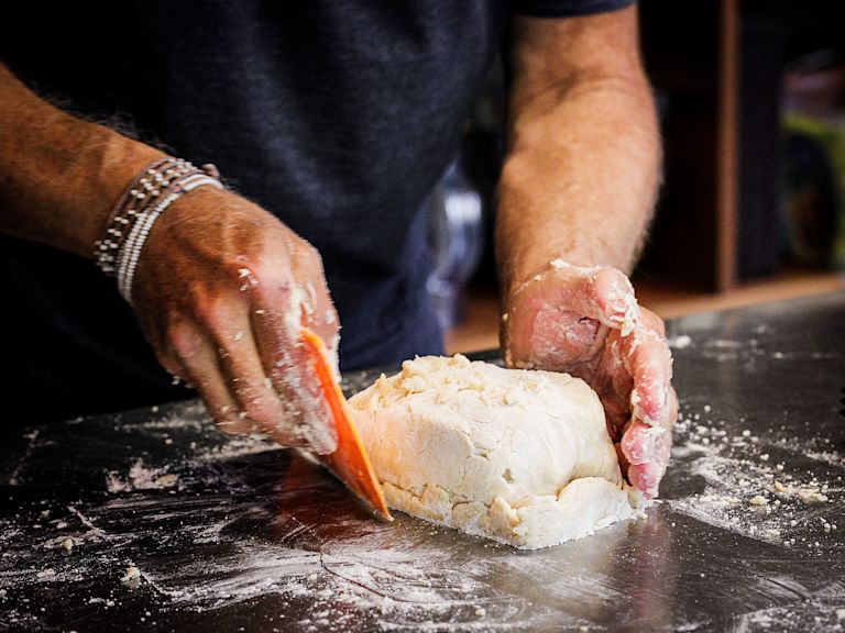 Schritt 1: Teig zu einem Rechteck formen Schritt 1: Teig zu einem Rechteck formen