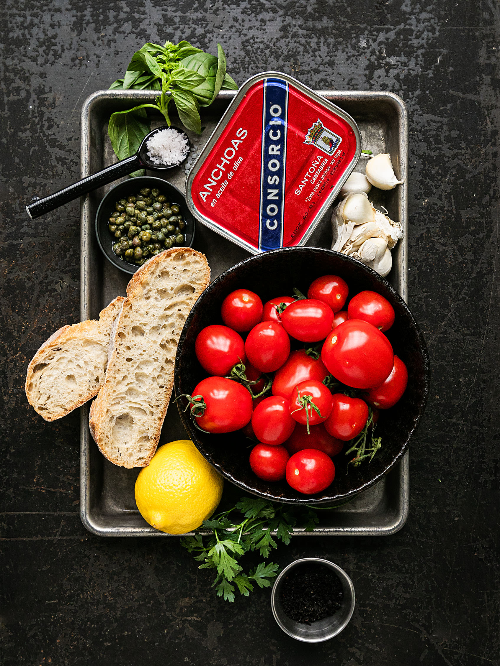 Tomaten Brot Salat mit Anchovis und Kapern Rezept 4