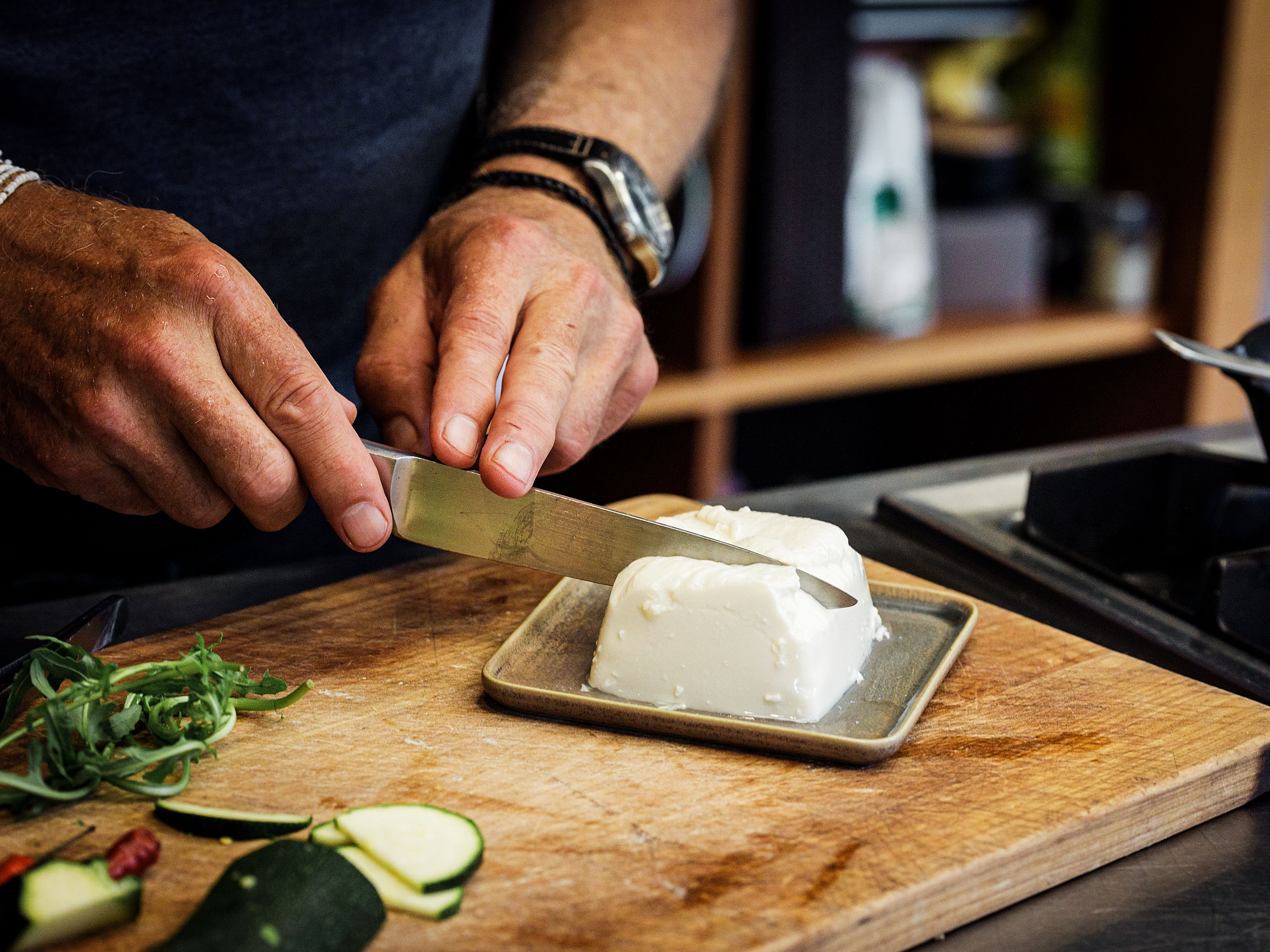 Schritt 2: Tofu in grosse Würfel schneiden