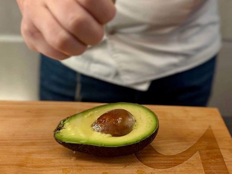 Avocado mit Zitrone beträufeln Avocado mit Zitrone beträufeln
