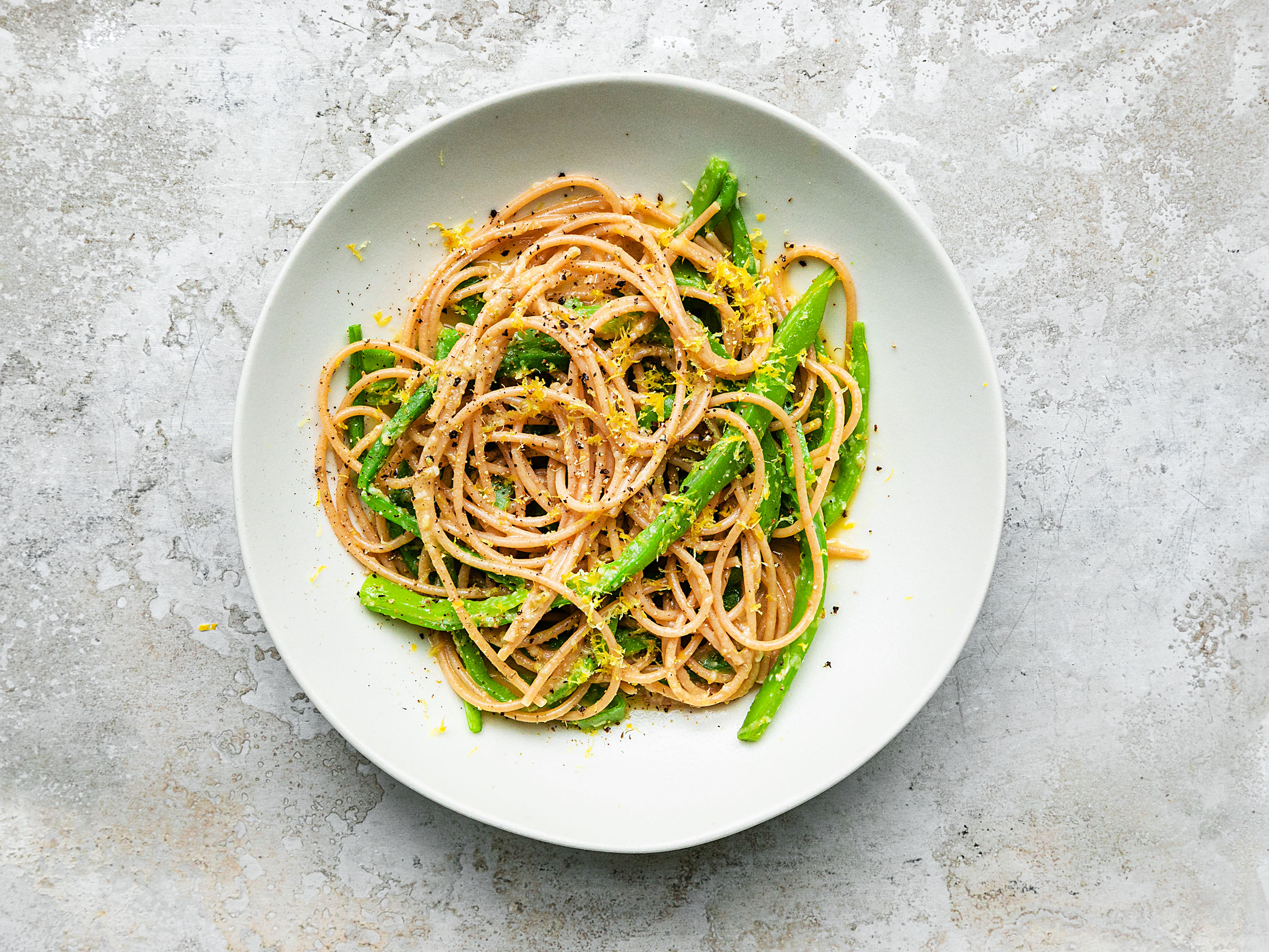 Schritt 3: Auf Teller verteilen, mit den restlichen Pollen bestreuen, sofort servieren