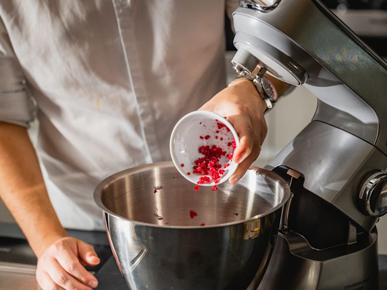 Schritt 1: Gekochte Rote Beete in ganz feine Würfelchen schneiden (oder mit einem Stabmixer zerkleinern) und in den Teig geben. Schritt 1: Gekochte Rote Beete in ganz feine Würfelchen schneiden (oder mit einem Stabmixer zerkleinern) und in den Teig geben.