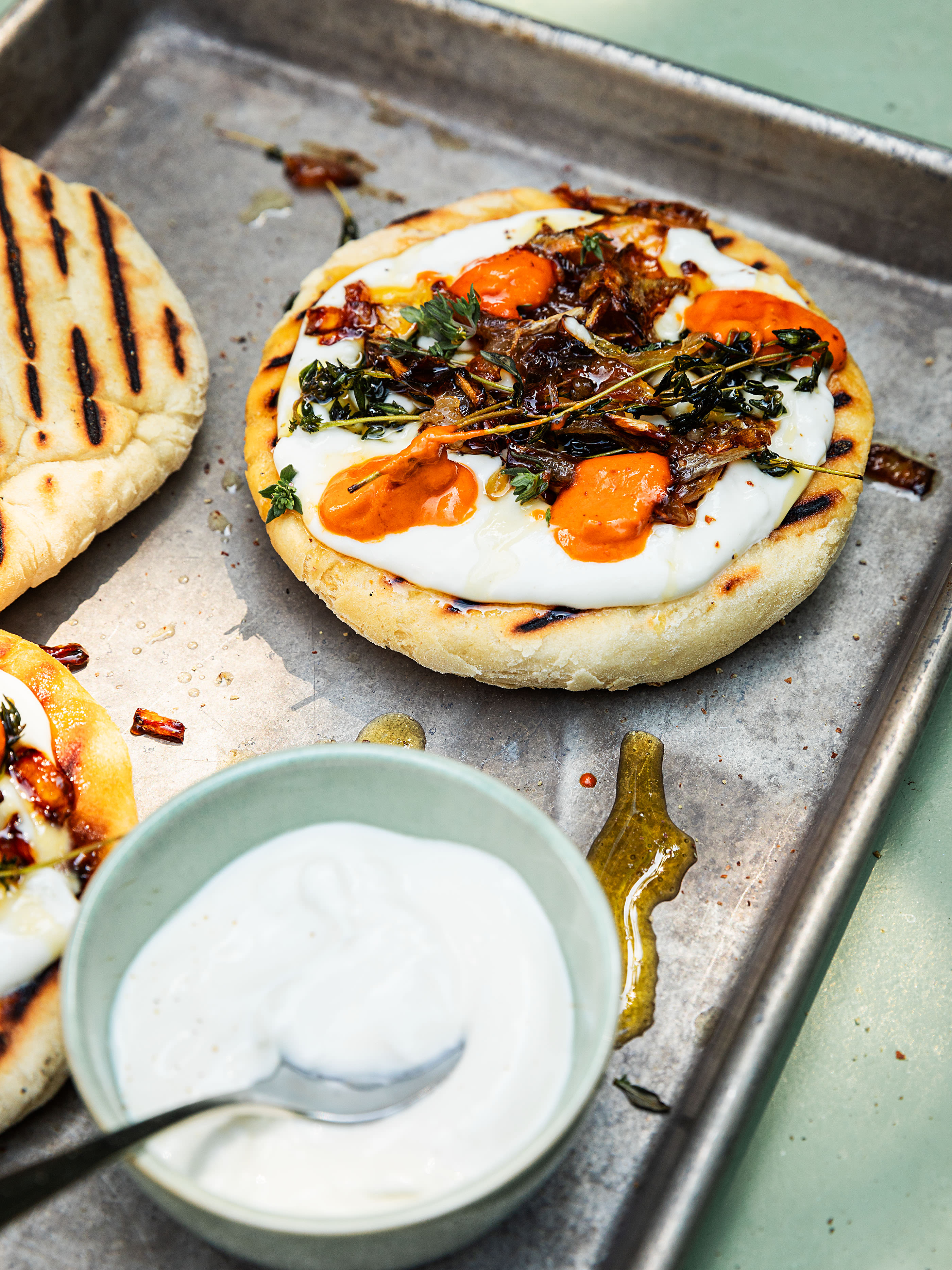 Grilliertes Fladenbrot mit Röstzwiebeln auf cremigem Feta Rezept 2