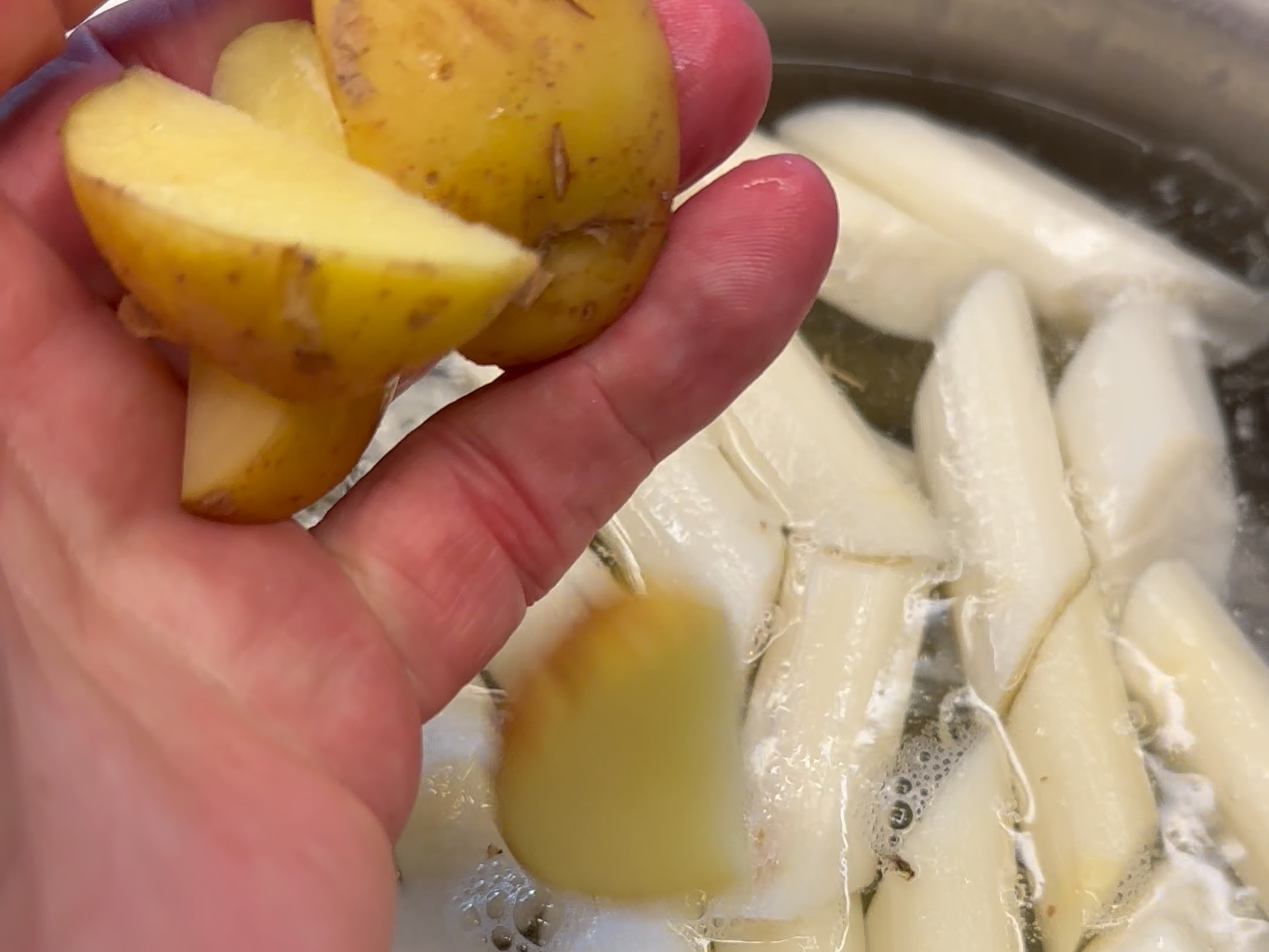 Schritt 2: Die Artischocken zusammen mit den Kartoffeln und dem weissen Spargel in knapp siedendem Wasser knackig garen