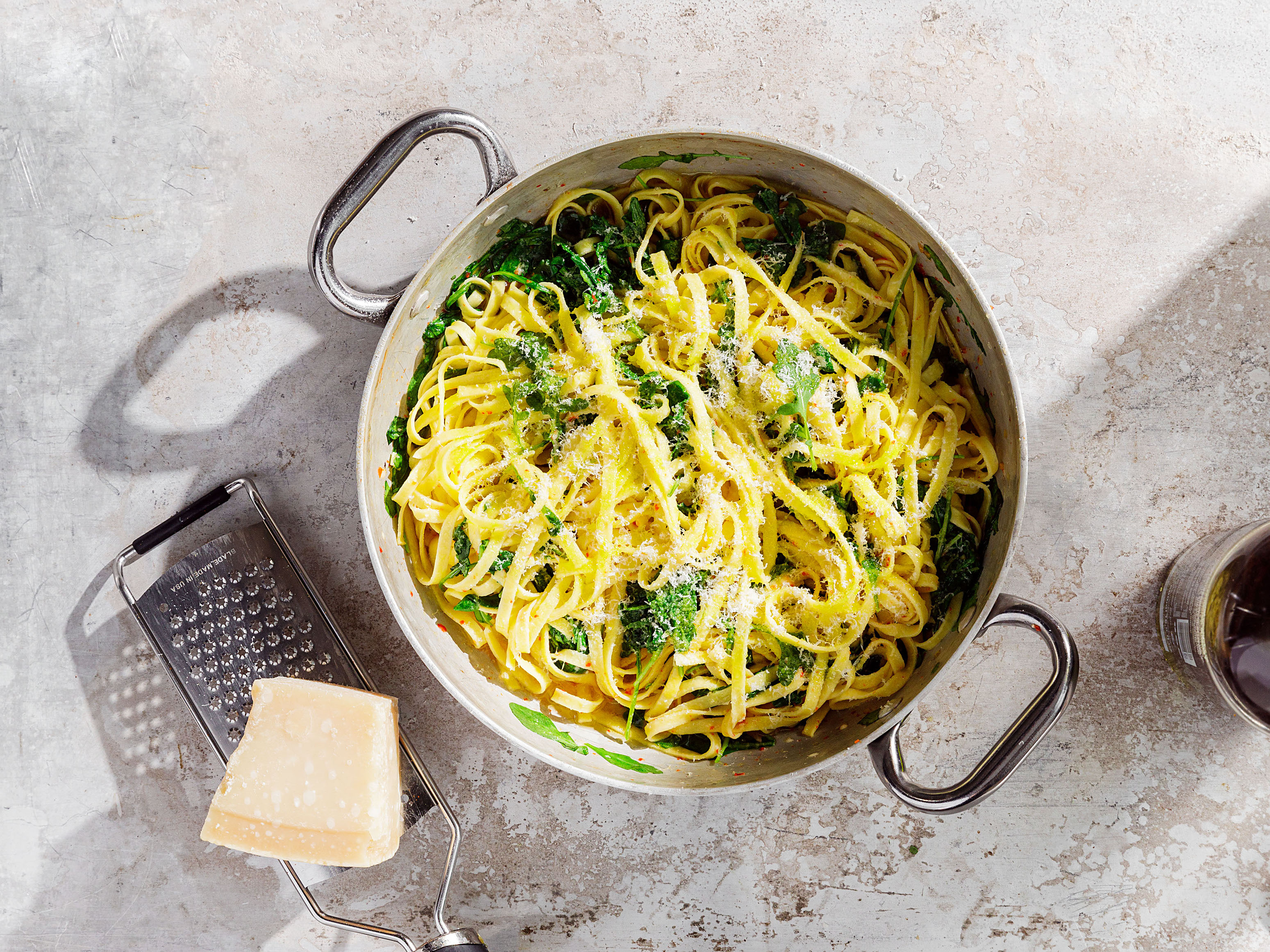 Schritt 2: Zum Servieren mit extra Parmesan bestreuen und mit Zitronenabrieb aromatisieren