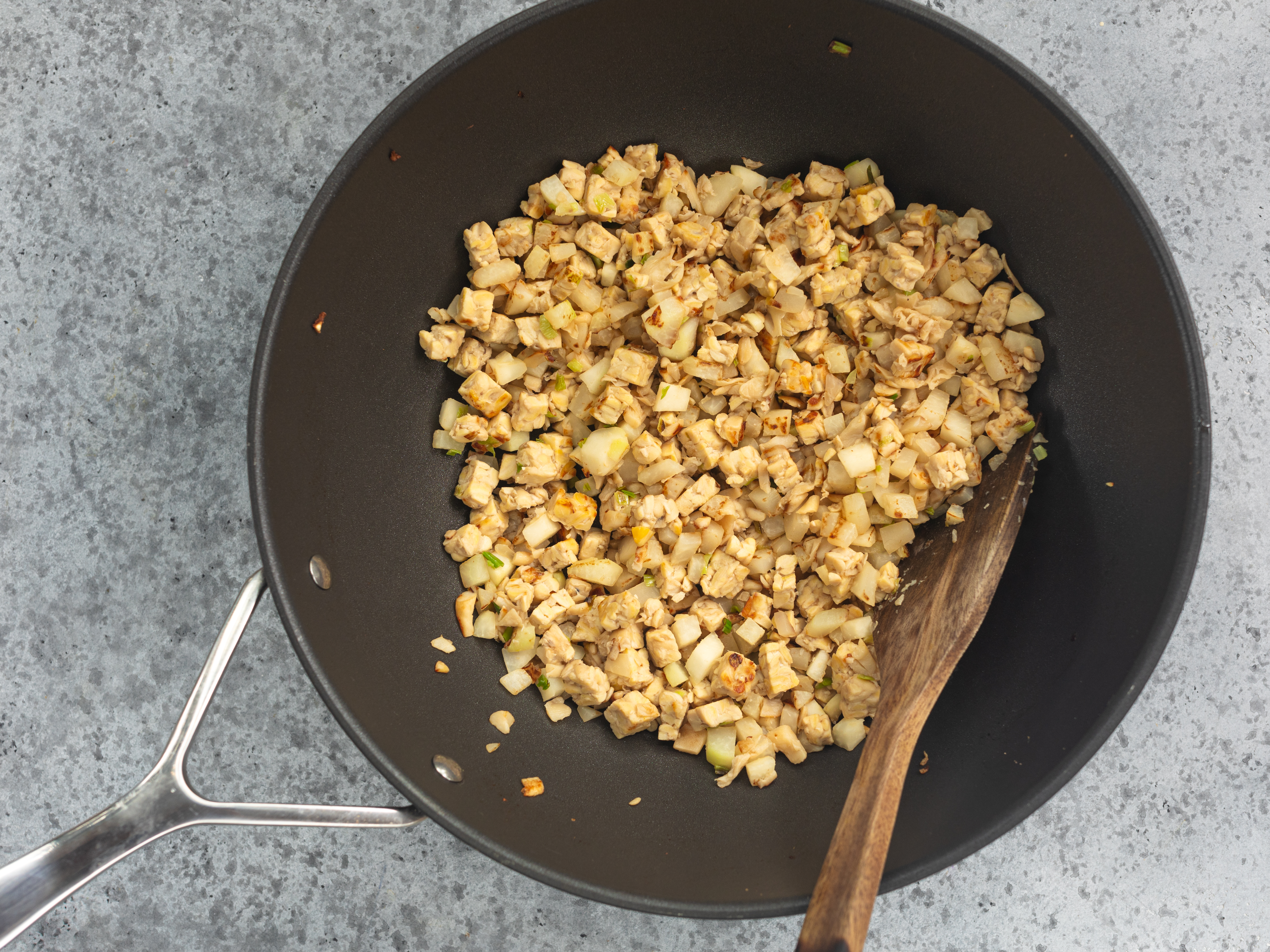 Schritt 2: Füllung für Salat Wraps mit Kohlrabi und Tempeh zubereiten 