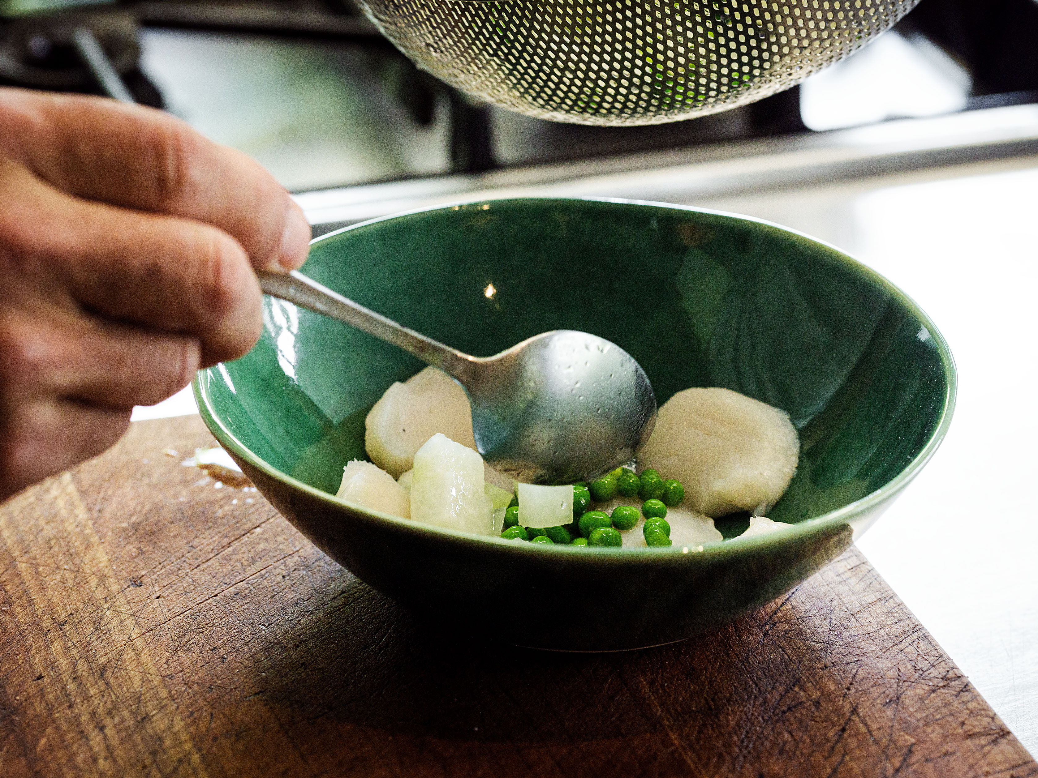 Schritt 2: Kohlrabi und Erbsen 2 Minuten blanchieren