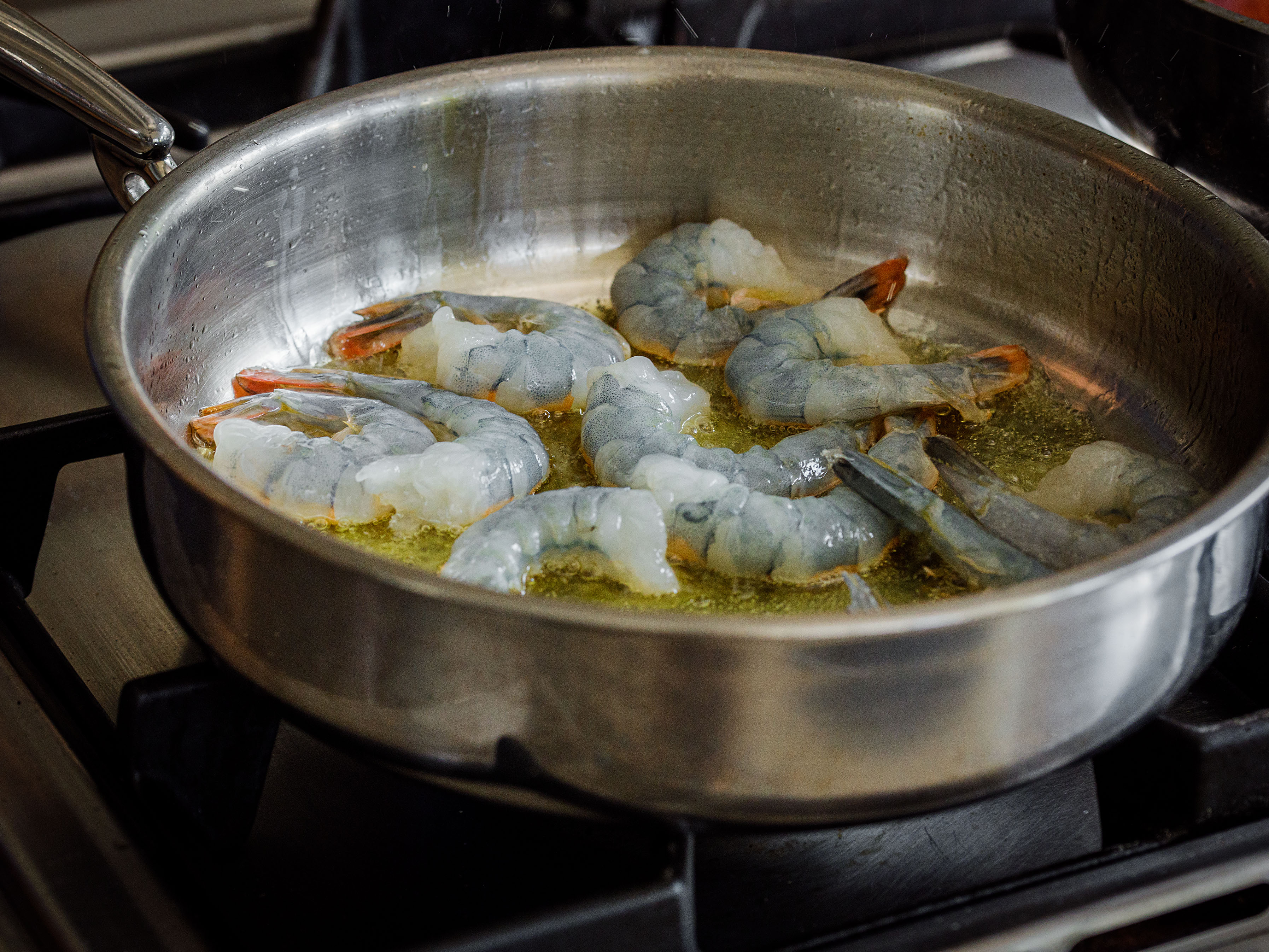 Schritt 1: Die Shrimps unter gelegentlichem Wenden braten, bis sie knapp gar und auf beiden Seiten leicht goldbraun sind