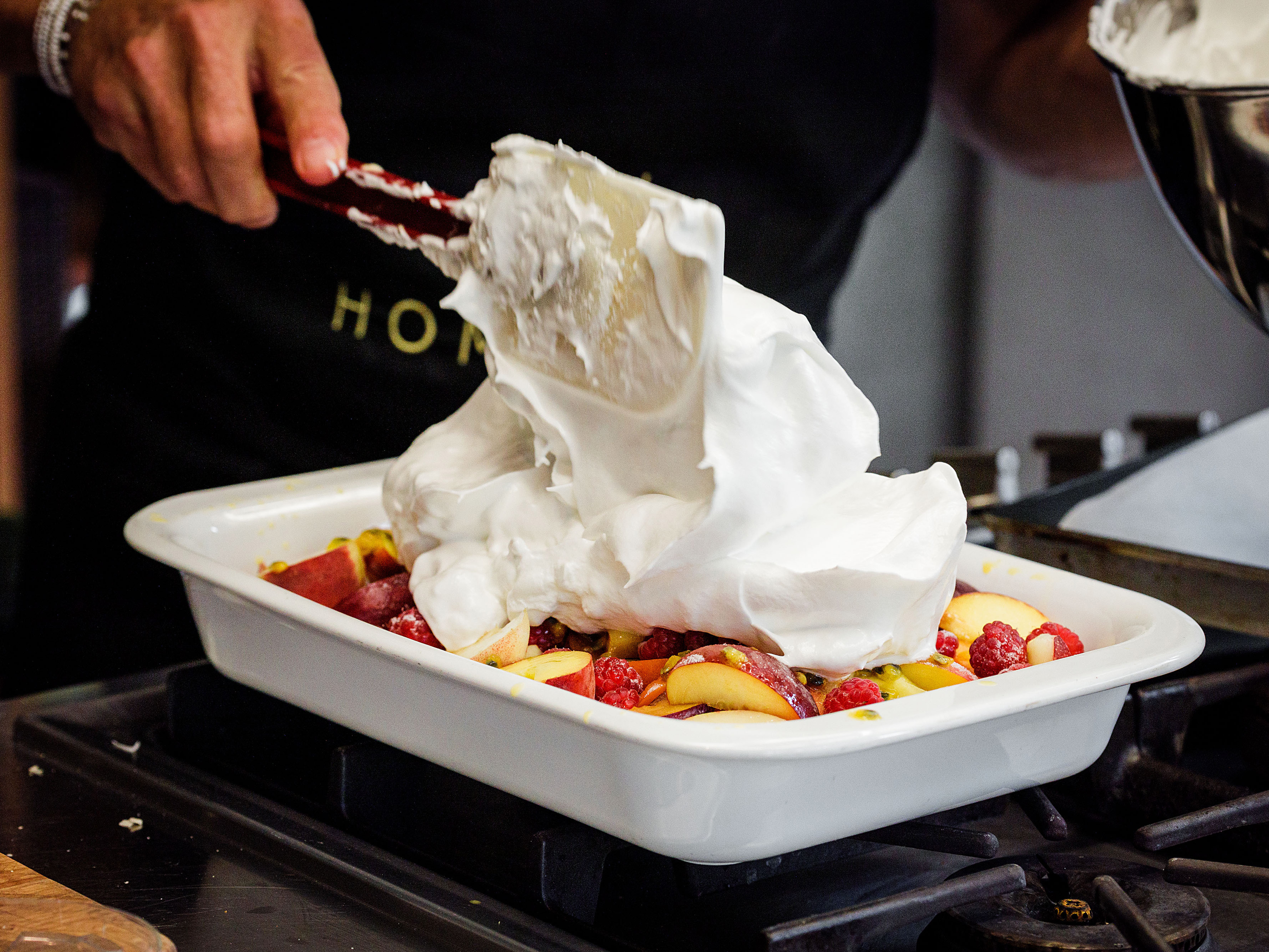 Schritt 2: Die Meringue-Masse über die Früchte geben