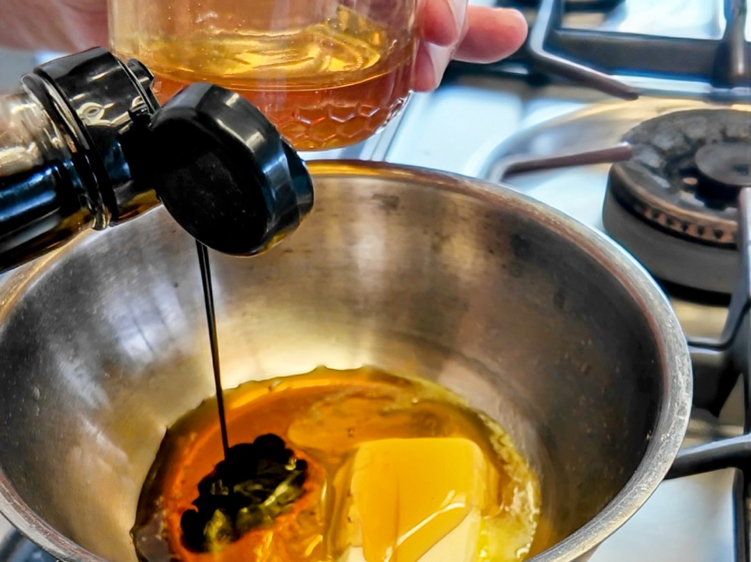 Schritt 2: Ahorn-Honigbutter Sirup für Golden Pancake mit Beerenkompott zubereiten 