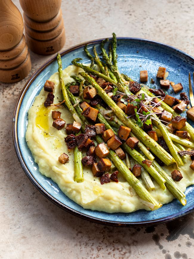 Trüffel-Blumenkohl-Püree mit grünem Spargel Rezept Trüffel-Blumenkohl-Püree mit grünem Spargel Rezept