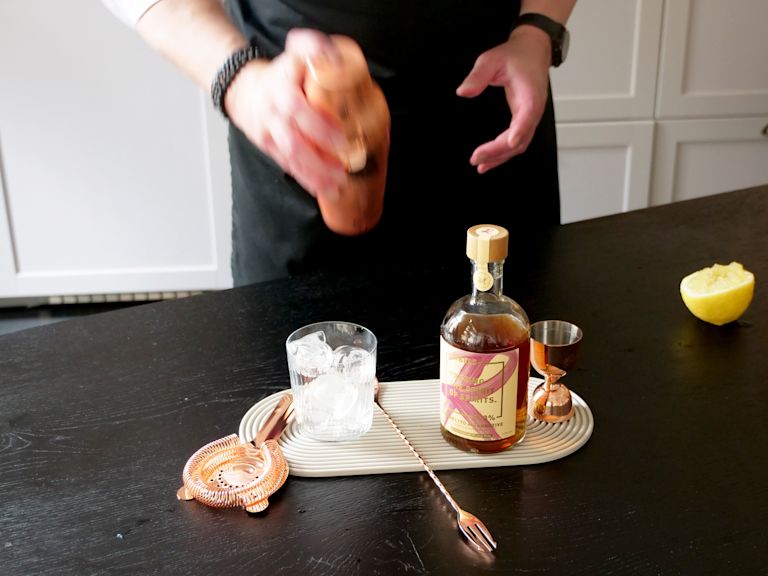 Schritt 2: Eis auffüllen & schütteln Schritt 2: Eis auffüllen & schütteln