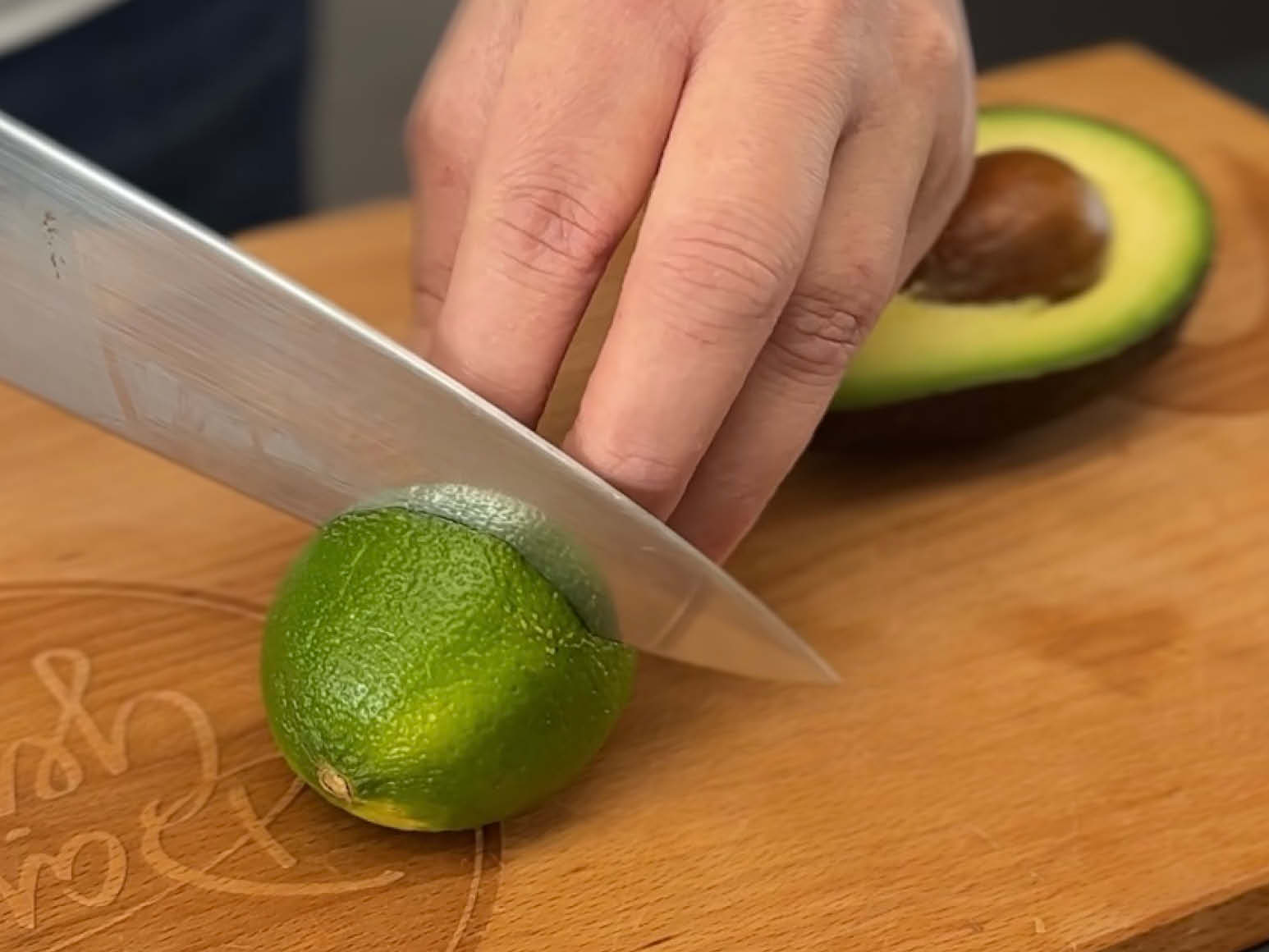 Limette oder Zitrone aufschneiden