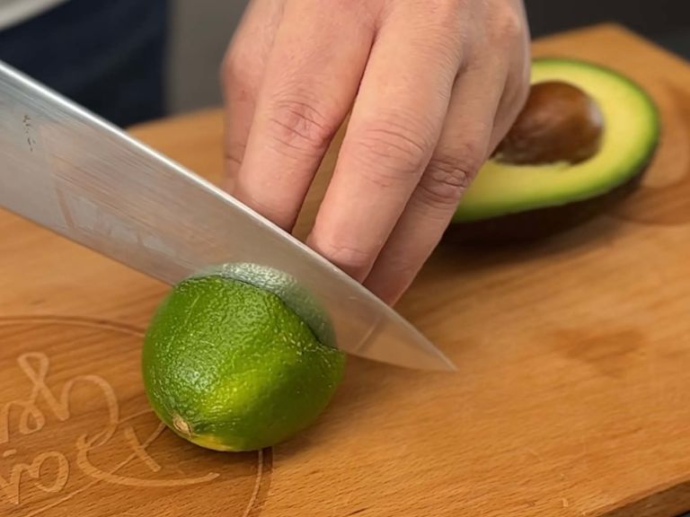 Limette oder Zitrone aufschneiden Limette oder Zitrone aufschneiden