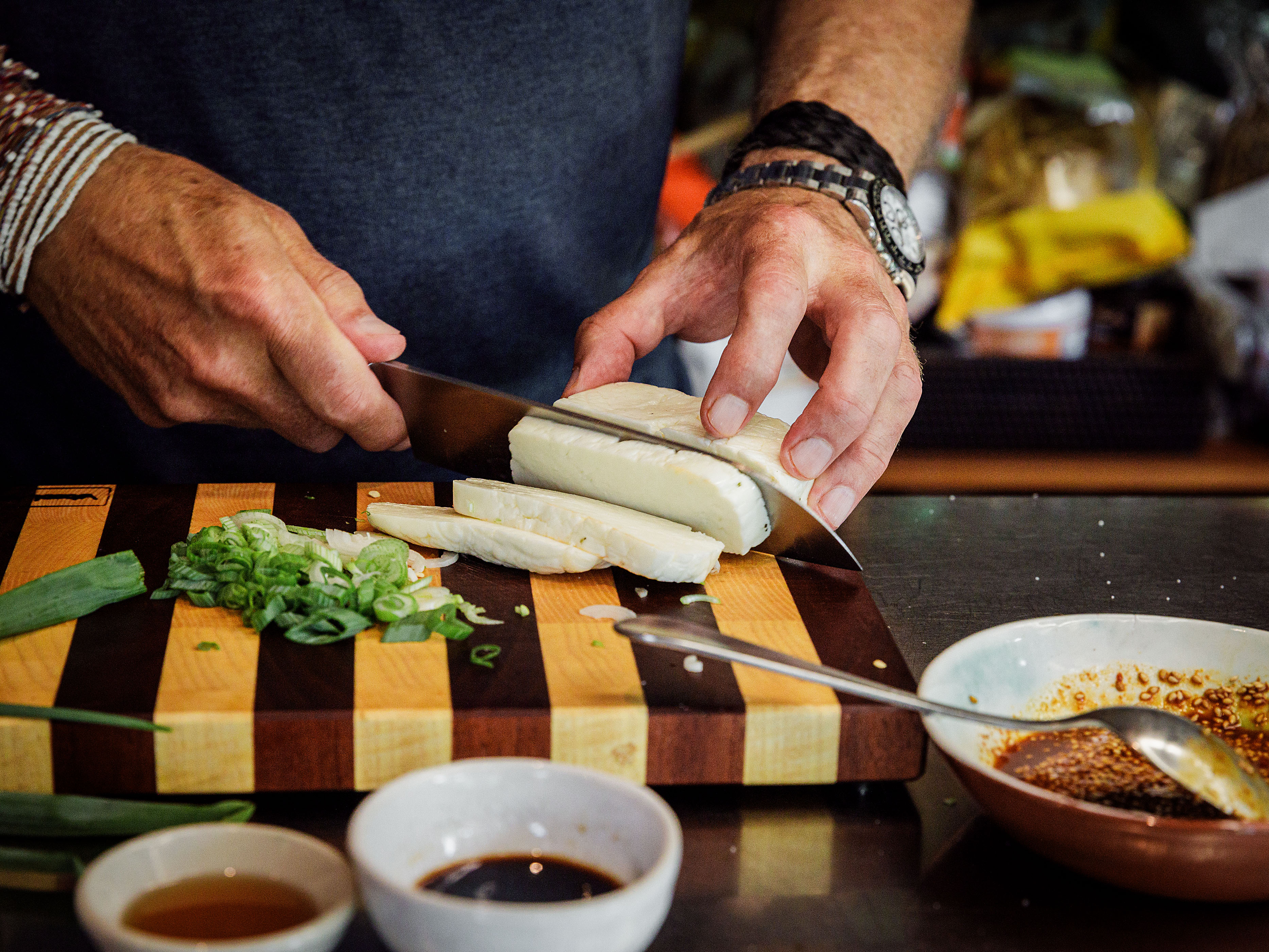 Schritt 2: Halloumi für Grillierter Halloumi mit Chili-Sesam-Dressing, Tomaten und Frühlingszwiebeln grillieren 