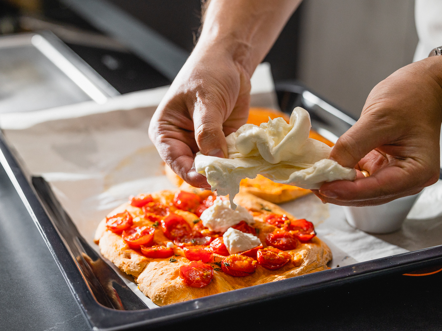 Schritt 2: Tomaten-Focaccia mit Burrata belegen und backen 