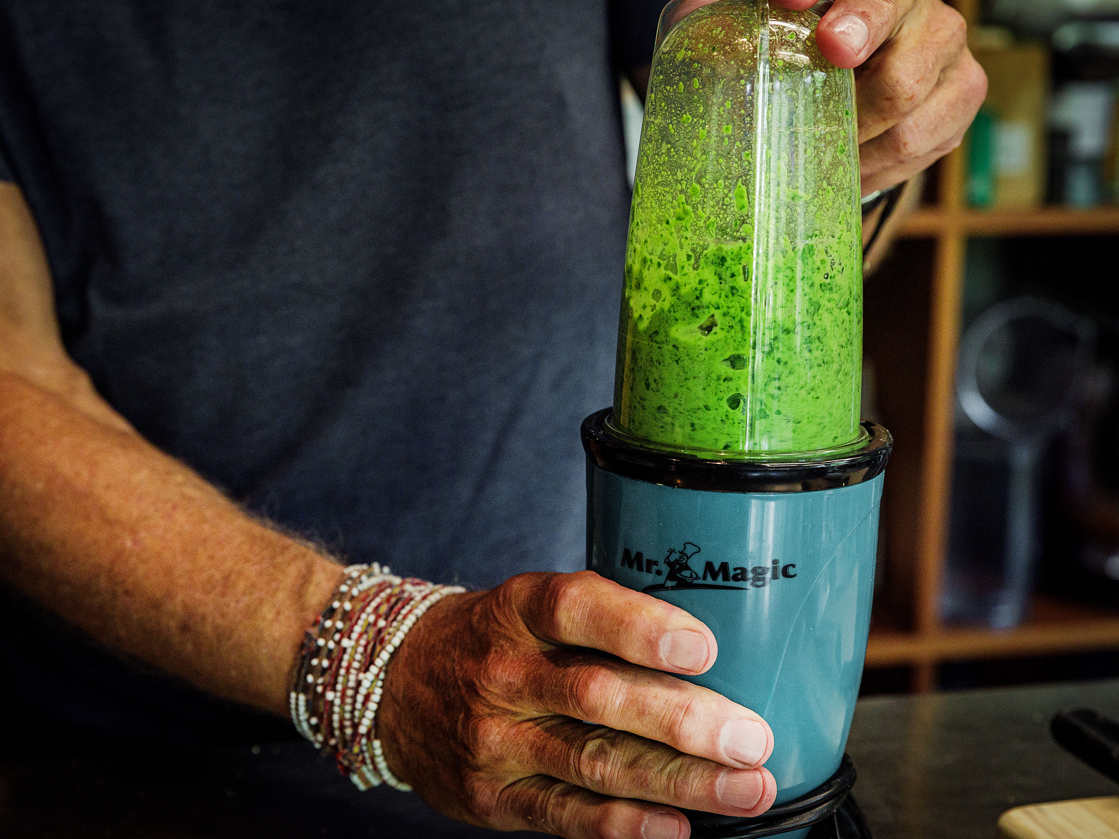 Schritt 2: Basilikum, Olivenöl und 2 Esslöffel Limettensaft in einen Mixer geben und pürieren